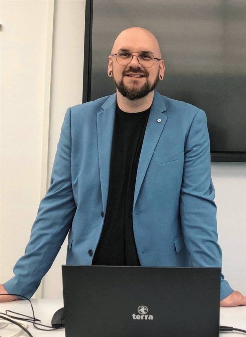 Florian Scharfen, neuer Leiter der Berufsfachschule für Pflege am kbo-Inn-Salzach-Klinikum Wasserburg, steht manchmal noch selber vor einer Klasse. Foto Duczek