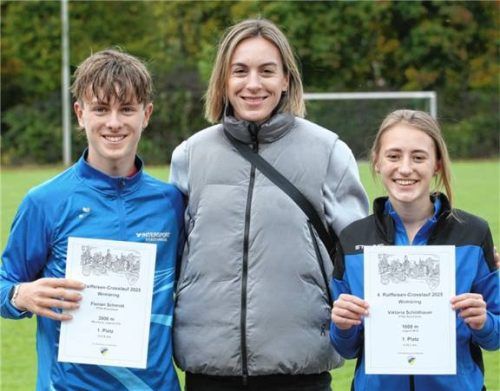 Florian Schmidt (links) und Viktoria Schildhauer (rechts) mit der zweifachen Olympia-Medaillengewinnerin Alexandra Burghardt. Foto Stuffer