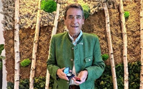 Franz Knarr mit seiner Verdienstmedaille.Foto Stadt Rosenheim