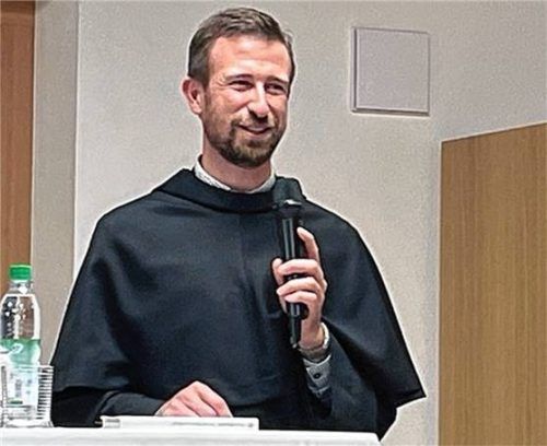 Franziskaner-Pater Markus Scholz erschloss den Besuchern Hintergründe und Botschaft des Sonnengesangs.