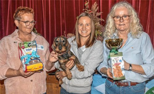 Freude bei der Ehrung: (von links) Zuchtwartin Stephanie Diepers, Janina Röslmair mit Dackeline „Foxy od Jana Huberta“ und Richterin Dr. Anne Posthoff. Foto re