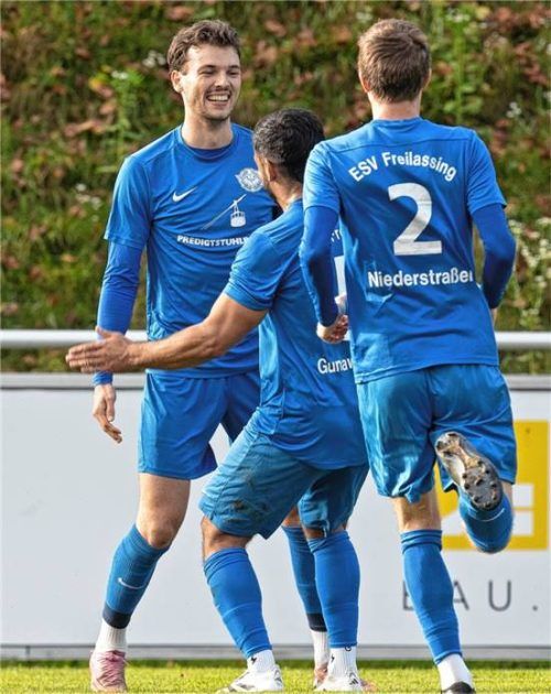 Freude beim ESV Freilassing: Timo Portenkirchner (links) hat voll eingeschlagen.Foto Hans-Joachim Bittner