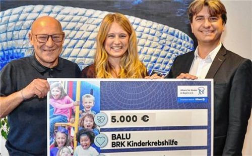 Freude über den Geldsegen, von links: Armin Ring, Silvana Morgenstern von der Balu-BRK-Kinderkrebshilfe und Bastian Lucha. Foto privat
