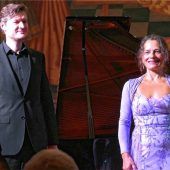 Dramatischer Dialog zwischen zwei Klavieren