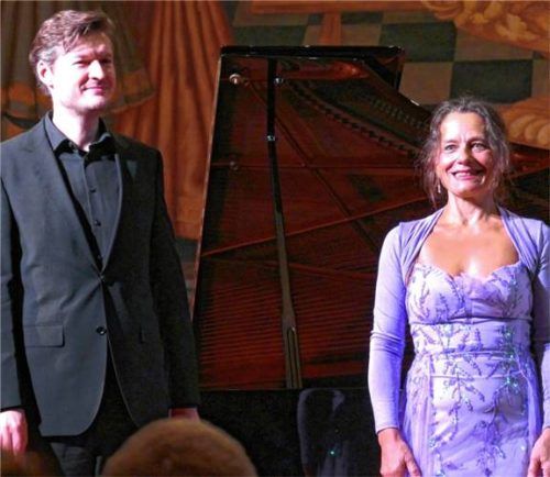 Freudig nehmen Olga Hahn und Christoph Declara den Applaus entgegen.Foto janka