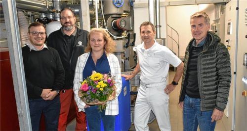 Freuen sich über das reibungslose Projekt: (von links) Georg Hacher (Leiter der Wärmeversorgung Marquartstein KU), Christian Fischer (Technischer Leiter Chiemgau-Klinik), Ramona Walsleben (kaufmännische Leitung Chiemgau-Klinik), Dr. Oliver Scholl (Medizinische Leitung), Bürgermeister Andreas Scheck. Foto  Wunderlich