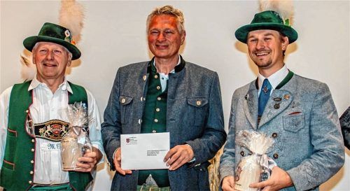 Freuen sich über die Eröffnung: (von rechts) Vorsitzender Matthias Ahrens mit Bürgermeister Richard Richter und dem ehemaligen Vorsitzenden Michael Greiner.Foto url