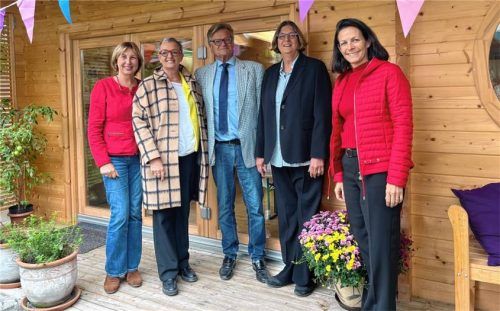 Freuen sich über die neue Werkhütte: (von links) Marita Koralewski, Leiterin des SkF-Frauenhauses Rosenheim-Traunstein, Irene Wagner, RC Salzburg St. Rupert, Karl Kern, Präsident des RC Salzburg St. Rupert, Susan Reibetanz, RC Salzburg St. Rupert, Andrea März, Vorsitzende des Sozialdienstes katholischer Frauen Südostbayern. Foto Heise