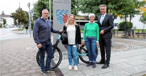 Freuen sich über die rege Beteiligung: (von rechts) Landrat Otto Lederer, Personalratsvorsitzende Luise Bauer, Yvonne Ohla vom Betrieblichen Gesundheitsmanagement und stellvertretender Personalratsvorsitzender Jens Rösler. Foto Landratsamt Rosenheim