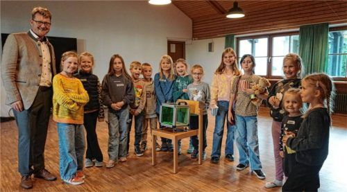 Freut sich mit den Kindern, die zur Lesefest-Party gekommen waren: Bürgermeister Roland Kamhuber, der auch die Losfee spielen durfte. Foto sutherland