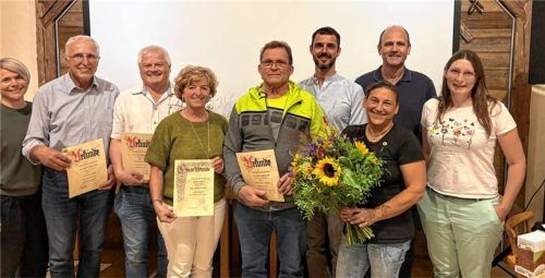 Freuten sich bei der Auszeichnung für langjährige Mitgliedschaft: (von links) Jugendleiterin Sybille Sprekelmeier, Franz Dieter, Erich Jungwirth (beide 50 Jahre beim TSV), Ehrenmitglied Hildegard Brader, Johann Wimmer (50 Jahre beim TSV), Vorsitzender Philipp Nübl, Ehrenmitglied Anja Sperr, Zweiter Vorsitzender Hans Karl und Dritte Vorsitzende und Kassierin Sonja Maier. Foto re
