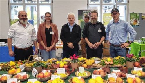 Freuten sich über das große Interesse: (von links) Helmut Schmid, Vorsitzender Kreisverband für Gartenbau und Landespflege, Pomologin Michaela Löffl, Erwin Baumgartner, Bürgermeister Neumarkt-St. Veit, Josef Petermeier, Beirat Kreisverband für Gartenbau und Landespflege, sowie Alexander Jackl, LPV und Projektleiter Mühldorfs Streuobstträume. Foto  Kreisverband für Gartenbau und Landespflege Mühldorf