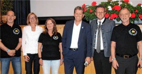 Freuten sich über das Jubiläum: (von links) Vorsitzender Heinz Schiermann, Bruckmühls Dritte Bürgermeisterin Anna Wallner, Aufsichtsratsvorsitzende Sabine Kaule, VdW-Verbandsvorsitzender Hans Maier, Bad Aiblings Bürgermeister Stephan Schlier und Moderator Carl Mauer.
