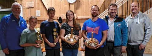 Freuten sich über die Erfolge: (von links) Abteilungsleiter Peter Rottmoser senior, Lisa Höpfl, Christoph Ramsteiner, Ramona Heinzl, Markus Heinzl, Günter Weiß und Stefan Dialler, der Vorsitzende des Gesamtvereins.Foto Sollinger