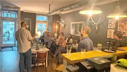 Frische Infos: Hans-Peter Weiß (links), Geschäftsführer der Stadtmarketing Traunstein GmbH, berichtet den Traunsteiner Unternehmern über anstehende Projekte und Veranstaltungen. Foto Stadtmarketing Traunstein