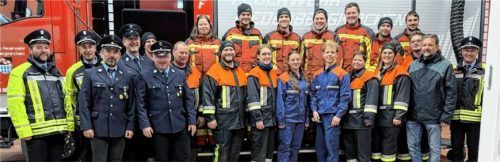 Fünf Niederbergkirchener Feuerwehrfrauen und zehn Feuerwehrmänner stellten sich der Prüfung „Die Gruppe im Löscheinsatz“. Foto  fw Niederbergkirchen