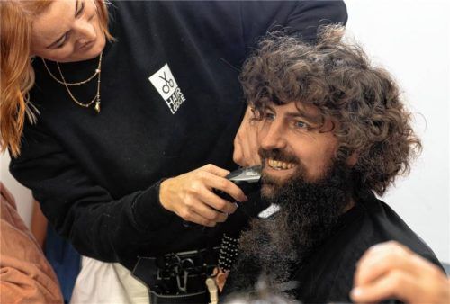 Für die Passionsspieler beginnt mit der Bartrasur wieder die Normalität.Foto Anker