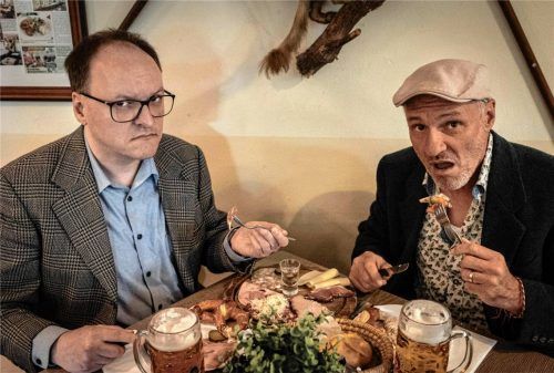 Für „Indien“ schlüpfen Mike Sobotka (links) und Armin Stockerer in Mühldorfs Kulturschupp’n in die Rollen, die einst Josef Hader und Alfred Dorfer geschaffen haben. Foto Kulturschupp‘n