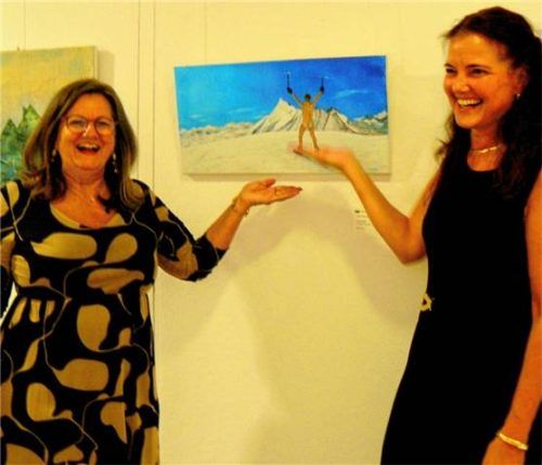 Gabi Röpke (links) und Kulturreferentin Lydia Partsch vor einem der kuriosen Körperformen. Foto fischer