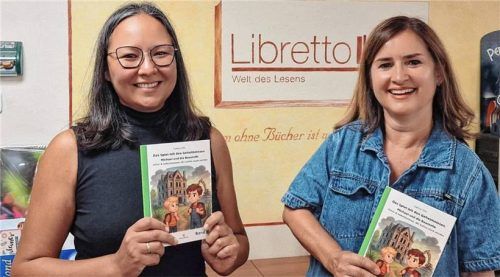 Galina Hild (links) gemeinsam mit Angelika Müller-Czap bei Libretto in Haag – mit dem neuen Buch in der Hand.