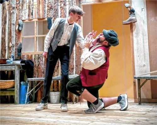 Gauner Rupp (Johannes Schußmüller) weist seinen Gehilfen Pfiff (Florian Furch) zurecht, besser aufzupassen. Foto Haager Bühne