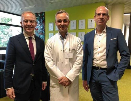 Gehen am kbo-Inn-Salzach-Klinikum neue Wege in der Suchtmedizin: (von links) Ärztlicher Direktor Professor Dr. Peter Zwanzger, Chefarzt Dr. Aljoscha Spork und Geschäftsführer Dr. Karsten Jens Adamski. Foto Duczek