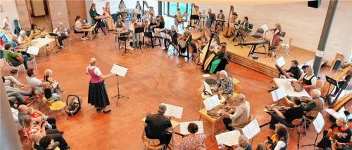 Gemeinsam kreativ: Unter der Anleitung ihrer Lehrkräfte setzten die jungen Musikerinnen und Musiker ihre erarbeiteten Stücke gekonnt in Szene. Foto LAMPRECHT