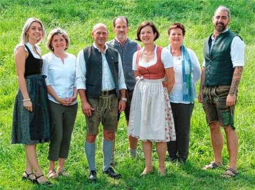 Gemeinsam „kreativ&köstlich“ sind (von links) Christina Weingast (Gasthaus Weingast), Susanne Kaffl (Gasthof Kistlerwirt), Ruppert Weingast (Gasthaus Weingast), Alexander Braun (Gasthaus Bärenstub´n), Elisabeth Höß (LandWirtschaft Höß), Anna Millauer (Landgasthaus Aumanwirt) und Georg Pfeiffenthaler (Gasthof Pfeiffenthaler). Foto re