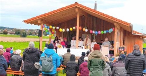 Gemeinsam mit den Kindergartenkindern gestalteten Pfarrer Bednara und Schwester Marita Meister (am Rednerpult) unter dem Vordach der neuen Schutzhütte den Einweihungsgottesdienst. Foto Verwaltungsgemeinschaft