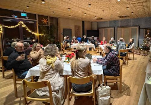 „Gemeinsam statt einsam“ hatte an Heiligabend 2024 im festlich dekorierten evangelischen Gemeindesaal Premiere. Nach der guten Resonanz soll die Feier für Alleinstehende heuer am 24. Dezember in größerem Rahmen stattfinden. Foto re