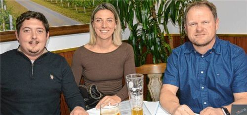 Gemeinsame Sache: (von links) Seppi Parzinger, Vorsitzender der SPD Bergen, freut sich auf eine gemeinsame Liste mit der Gruppierung „Unser Bergen“ mit Sprecherin Birgit Glaser. Markus Staller (SPD) präsentierte die Ergebnisse der Umfrage. Foto eder