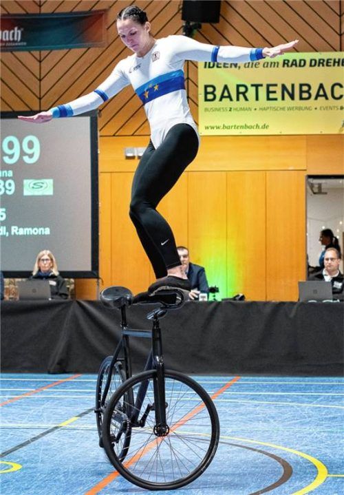 German-Masters-Gesamtsiegerin Jana Pfann von der Soli Bruckmühl bei der mehrfachen Lenkerstanddrehung. Sie führt aktuell die WM-Qualifikation an.Foto Hubert Dandl