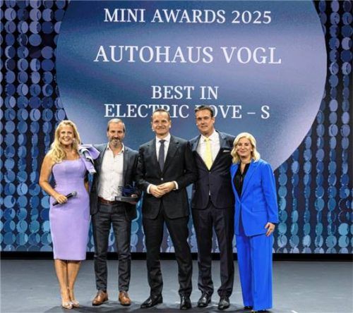 Geschäftsführer Jürgen Pöllner (Zweiter von links) nahm den Preis stellvertretend für das gesamte Team entgegen.