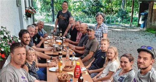 Geschafft! Nach getaner Arbeit ließen sich die freiwilligen Helfer des Projekts die Brotzeit schmecken. Foto maier