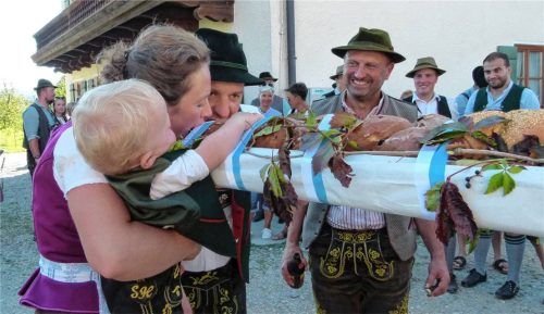 Geschmacksprobe bestanden: Anita Sollinger mit Söhnchen Georg junior und Ehemann Georg schmeckt’s. Trachtenvorsitzender Alois Huber (rechts) ist zufrieden.