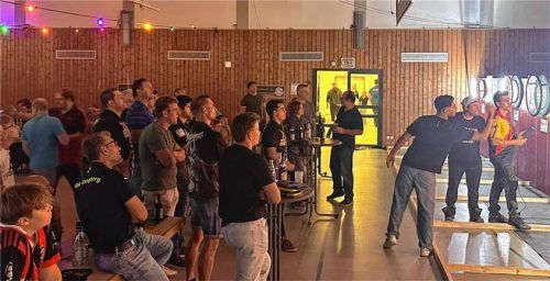 Gespannt verfolgten die Zuschauer beim dritten VG-Steeldartturnier das Geschehen an den Dartscheiben. Foto Fenninger