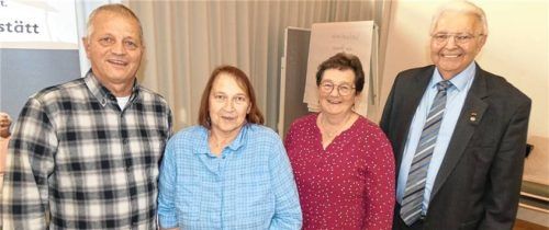 Gewähltes Personal: Rudi Göbel (rechts) lenkt nach den Neuwahlen weiterhin die Geschicke des VdK Grabenstätt. Zur Seite stehen ihm in der Vorstandschaft der neue Zweite Vorsitzende Ernst Kaiser (links), die neue Schriftführerin Renate Schützinger (Zweite, von rechts) und die neue Frauenvertreterin Hilde Racher. Foto Müller