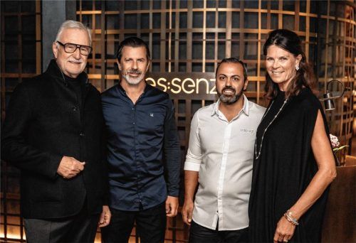 Gipfeltreffen der Sterneküche im Resort „Das Achental“: (von links) Hotel-Unternehmer Dieter Müller, die Sterne-Köche Andreas Caminada und Edip Sigl sowie Ursula Schelle-Müller. Foto Das Achental