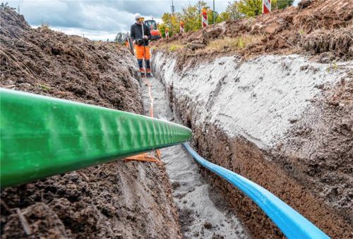 Glasfaserkabel werden in die Erde verlegt. In Übersee wundern sich die Bürger über die Art und Weise der Arbeiten. Foto dpa