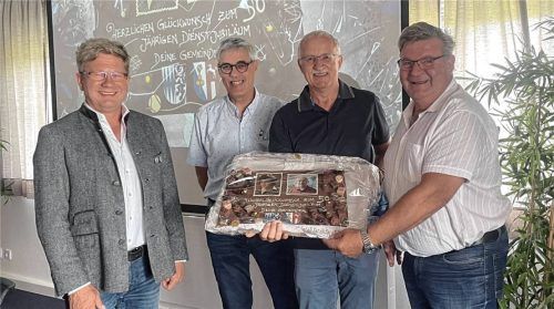 Glückwünsche zum 50-jährigen Dienstjubiläum: (von links) Pfaffings Bürgermeister Josef Niedermeier, Geschäftsleiter Christian Thomas, Jubilar Bernhard Koblechner und Albachings Bürgermeister Rudi Schreyer. Foto Günster