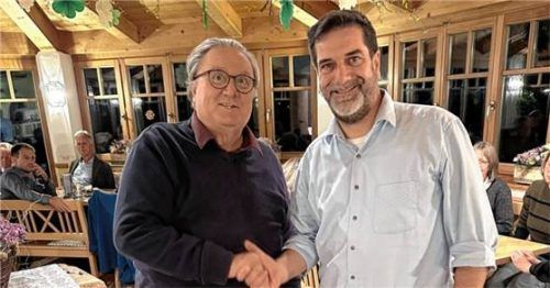 Glückwünsche zur Nominierung: (links) UWG-Vorsitzender Raimund Feichtner und Bürgermeisterkandidat Christian Moser. Foto re