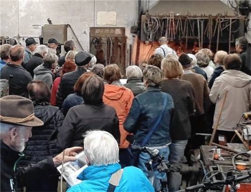 Glühender Höhepunkt: Thomas Fischer demonstrierte das Schmiedehandwerk.