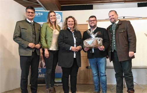 Gratulanten und Gefeierte: (von links) Landrat Max Heimerl, Vorsitzende Johanna Obermeier, Staatsministerin a.D. und Landtagsabgeordnete Kerstin Schreyer, Bürgermeisterkandidat Stefan Streck und Landtagsabgeordneter Sascha Schnürer. Foto jaensch