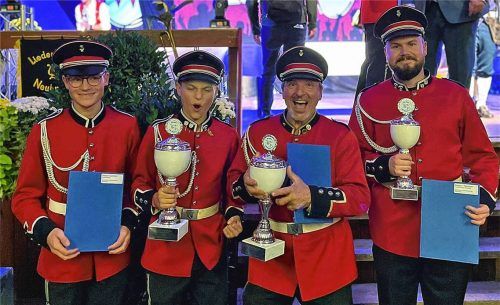 Grenzenloser Jubel bei den Musikern aus Beyharting nach der Siegerehrung: (von links) Sebastian Wagner, Christian Schnitzenbaumer, Dirigent Bernhard Schweiger und Christoph Mayr.Foto Stache