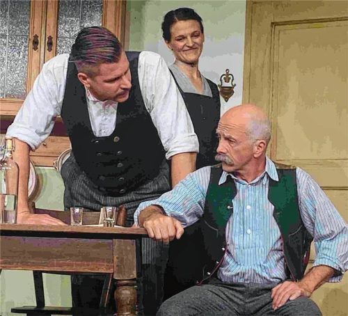 Großbauer Haslinger (Maximilian Juraschek, links) mit dem gekauften Großvater (Robert Krämer, rechts) und Großbäuerin Nanni Haslinger (Daniela Tamegger, Mitte). Foto grun