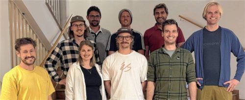 Gründer der Initiative „Reit im Winkl – WiR Gemeinsam“: (hinten, von links) Marinus Höflinger, Michael Hausberger, Christoph Knappe und Christian Schuhbeck sowie (vorne, von links) Andreas Hipper, Lisa Heigenhauser, Florian Meier, Veit und Hannes Heigenhauser. Foto re