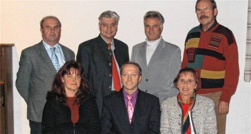 Gründungsvorstandschaft 2005: (vorne von links) Archiv-Beauftragte Luitgard Graßl, Vorsitzender Georg Strobl, Zweite Vorsitzende Elisabeth Heiß; (hinten von links) Bürgermeister Vitus Pichler, Schriftführer Richard Hellmeier, Kassier Lorenz Dürnegger, Ortsheimatpfleger Reinhold Schuhbeck. Foto hellmeier