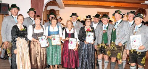 Gruppenbild der Geehrten: die treuen Vereinsmitglieder (25, 50 und 60 Jahre) sowie die Empfänger des Gauehrenzeichens. Foto Schwitteck