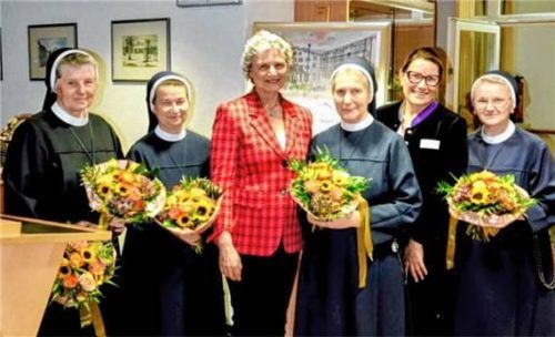 Gruppenbild mit Ordensschwestern: (von links) Sr. Isabella, Sr. Majola, Elisabeth Haselberger (Gesellschafterin), Sr. Franziska, Monika Sandbichler (Geschäftsführung und Heimleitung) und Sr. Michalina. Foto Krammer