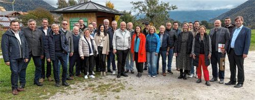 Gruppenfoto auf dem Wohnmobilstellplatz: der Forchheimer Landrat Dr. Hermann Ulm, Schlechings Geschäftsleiter Martin Plenk, der Schlechinger Bürgermeister Josef Loferer, die Vorsitzende der Achental Tourismus, Elisabeth Keihl, und die 26 Bürgermeister aus dem Landkreis ForchheimFoto Wunderlich
